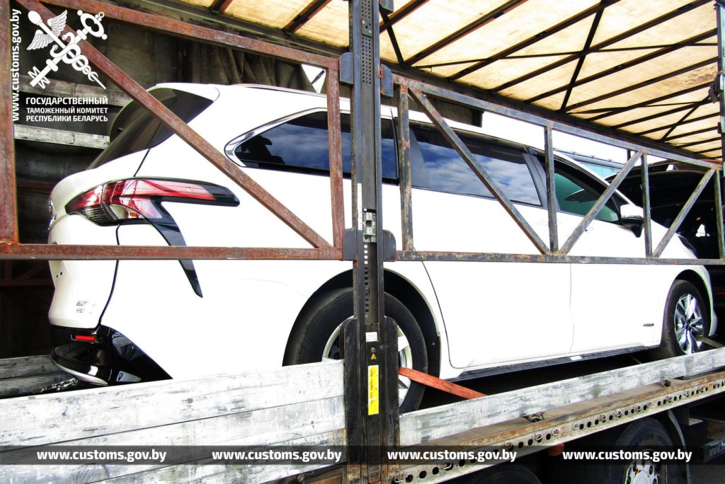 Две «Тойоты» за $30 тысяч ввозили в Беларусь. Цена оказалась неверной