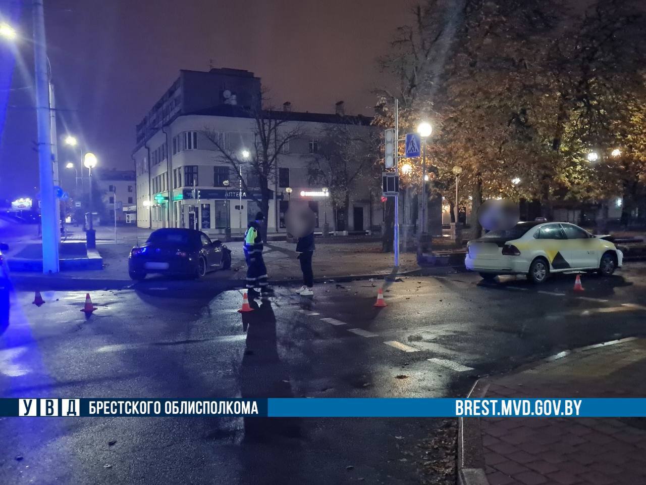 BMW и Volkswagen столкнулись ночью на перекрестке в Бресте