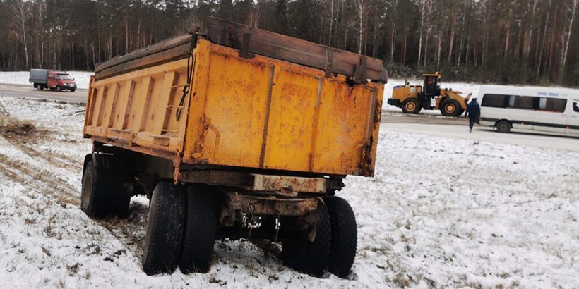 Грузовик с солью опрокинулся на трассе в Минской области