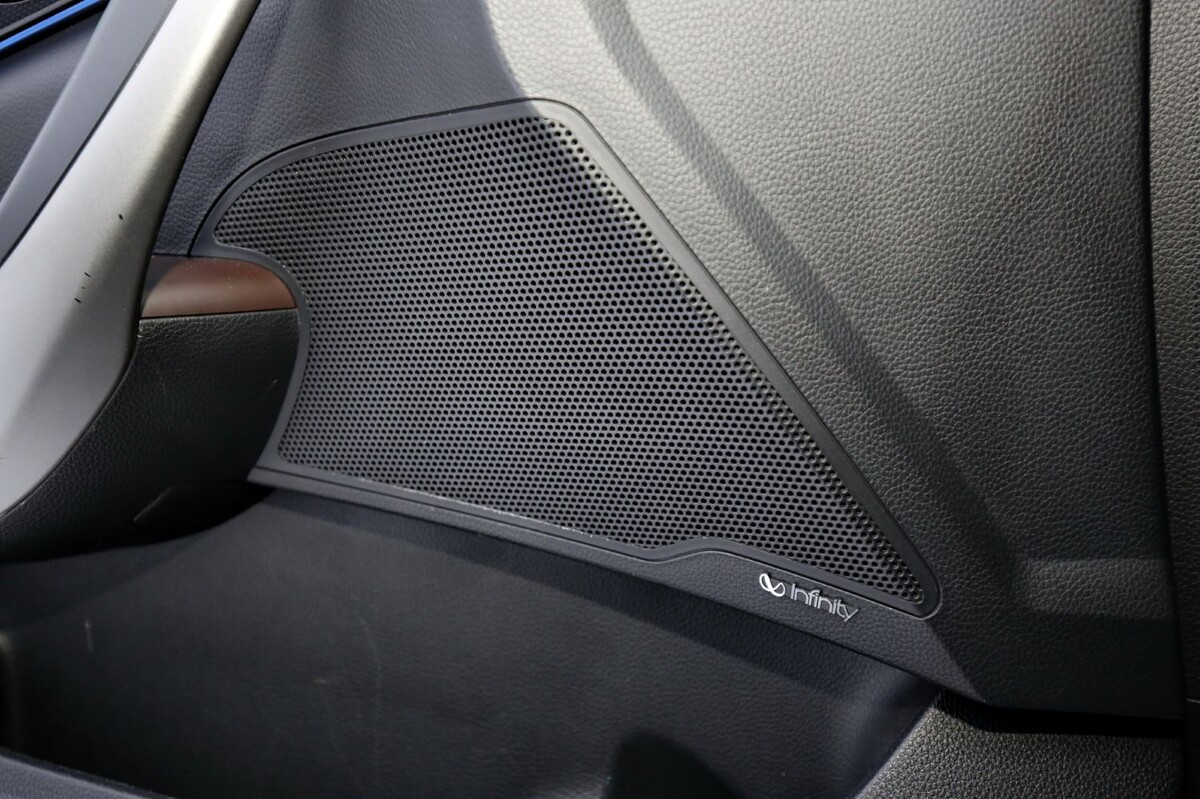 «Отъездил десять лет и ни на секунду не пожалел!». Белорус о владении корейским бизнес-седаном Hyundai Grandeur