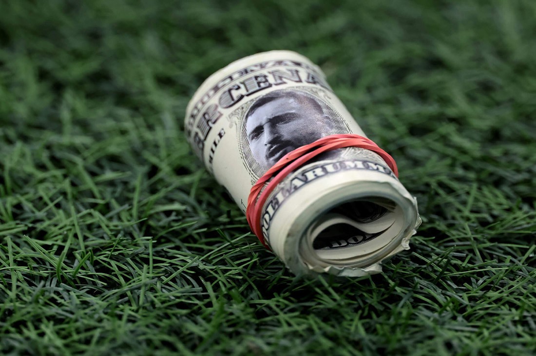 Фанаты во время матча забросали вратаря «деньгами». Что это значило? Фанаты во время матча забросали вратаря «деньгами». Что это значило?