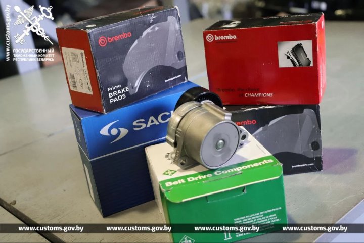 Таможня остановила микроавтобус на трассе – у водителя не оказалось документов на груз