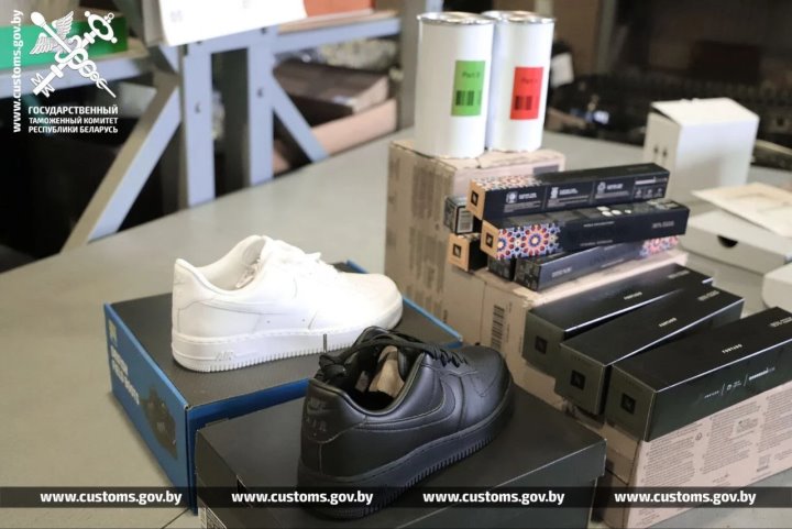 Таможня остановила микроавтобус на трассе – у водителя не оказалось документов на груз