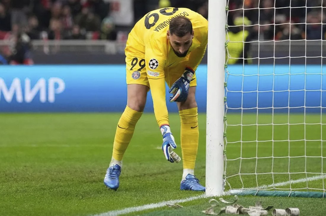 Фанаты во время матча забросали вратаря «деньгами». Что это значило? Фанаты во время матча забросали вратаря «деньгами». Что это значило?