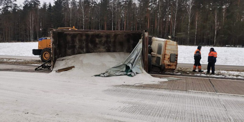 Грузовик с солью опрокинулся на трассе в Минской области