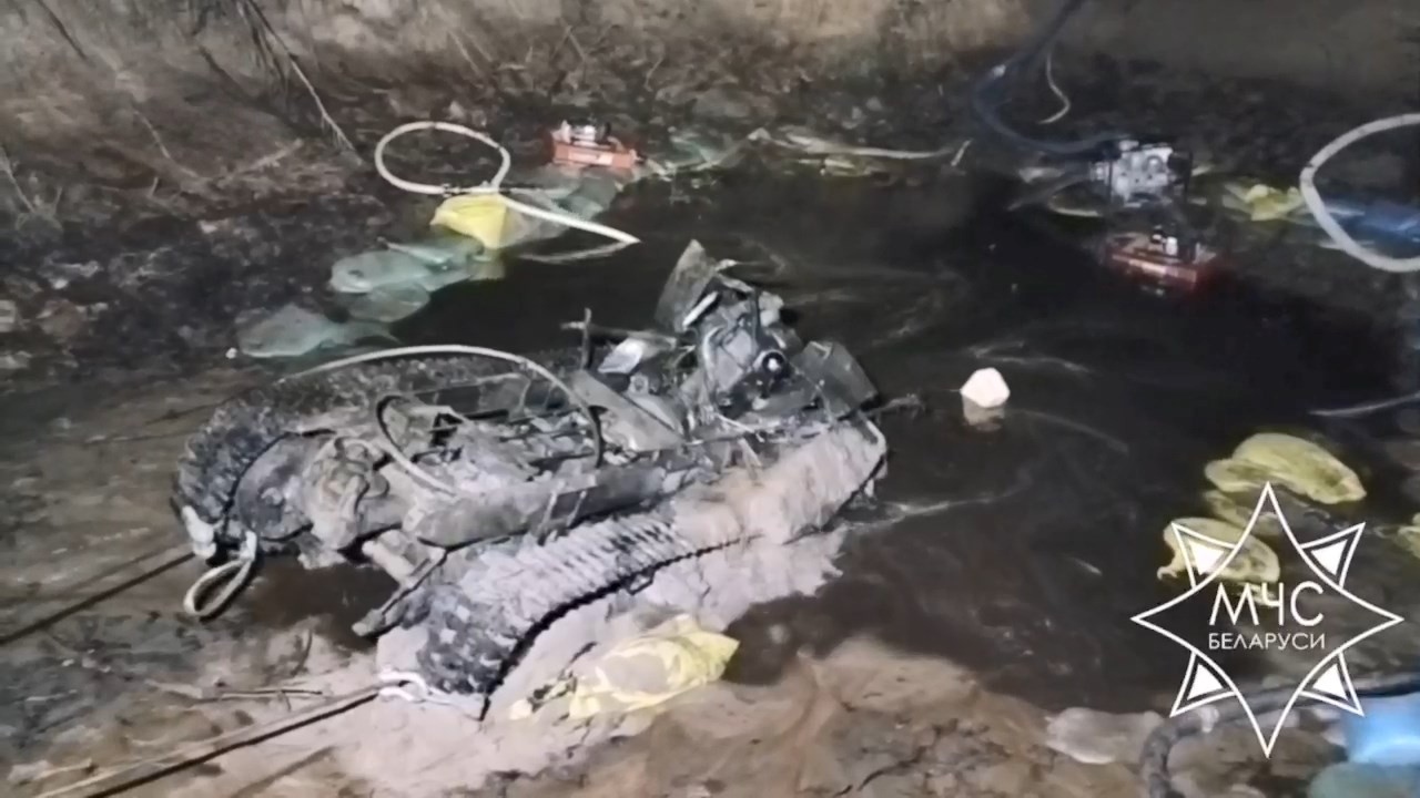 Этот тягач пролежал в реке в Гродненской области более 80 лет. Его вытянули наружу