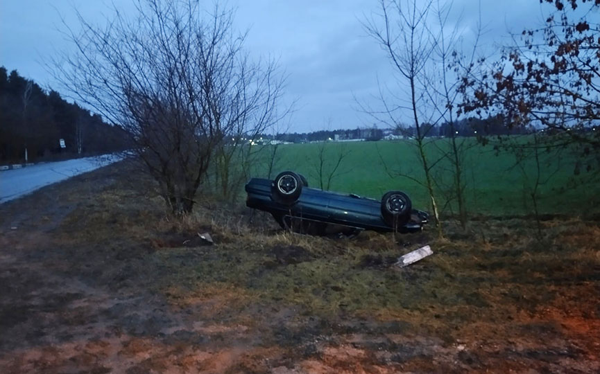 Авто оказалось в кювете на крыше. Подробности ДТП в Брестской области