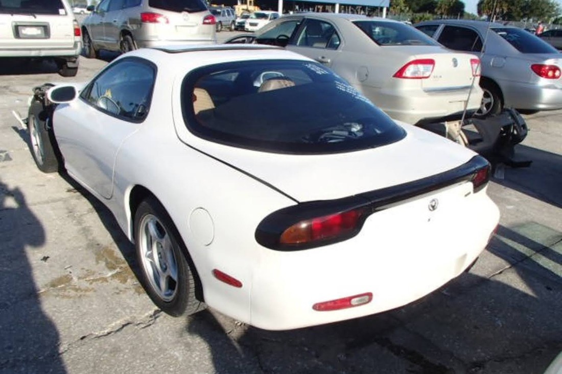 Белорус восстановил роторную Mazda RX7. Как она у него оказалась?