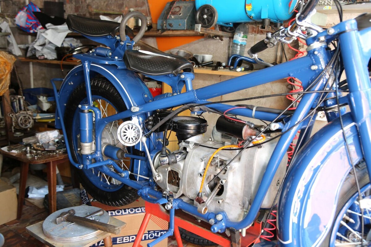 «По фотографиям сделал станок для оплётки тросов». Белорус показал реставрированный мотоцикл М-72Н 1958 г. в. «По фотографиям сделал станок для оплётки тросов». Белорус показал реставрированный мотоцикл М-72Н 1958 г. в.