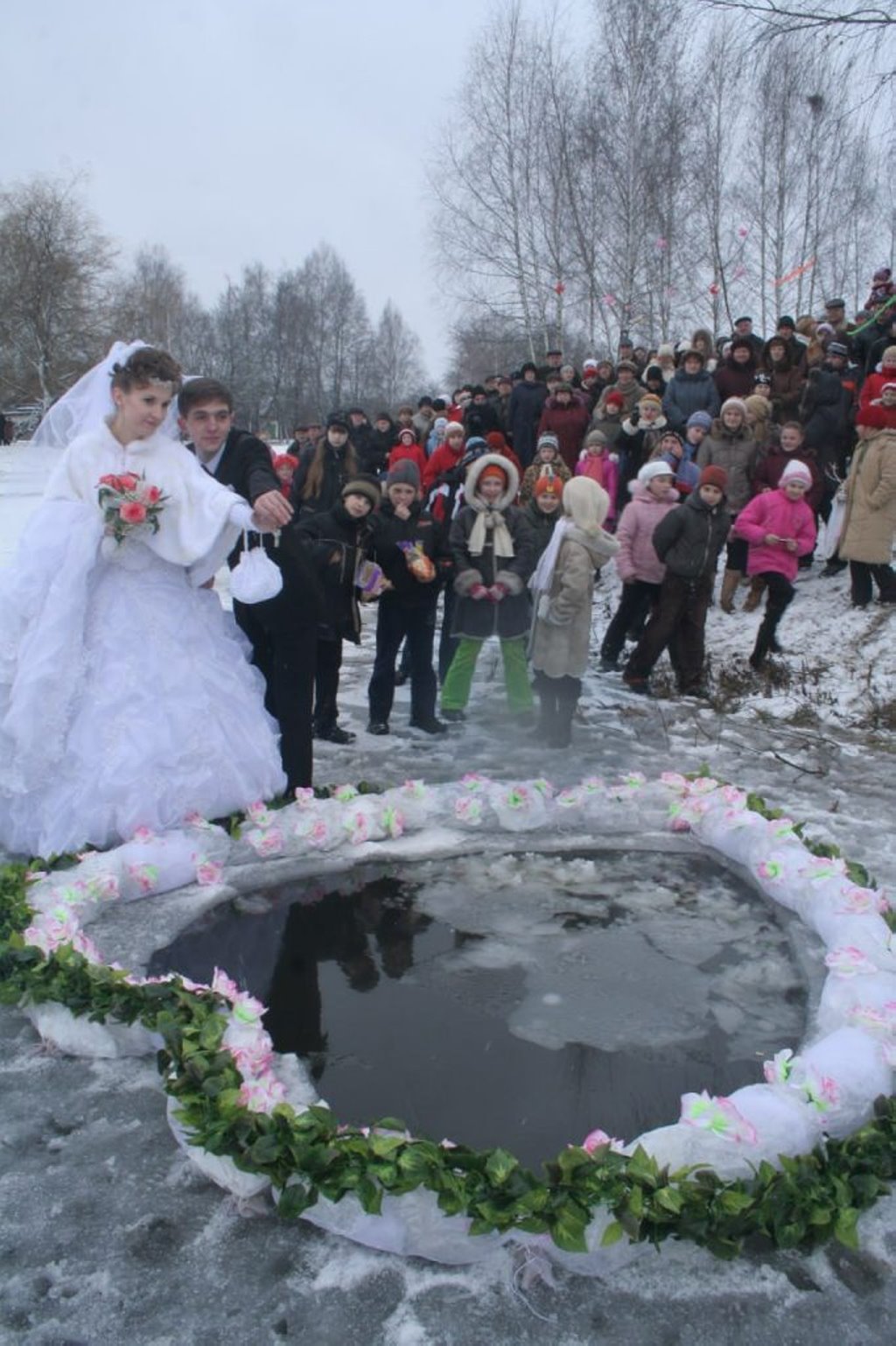 Ночевали в машине, чтобы попасть в ЗАГС. История одной свадьбы в Барановичах