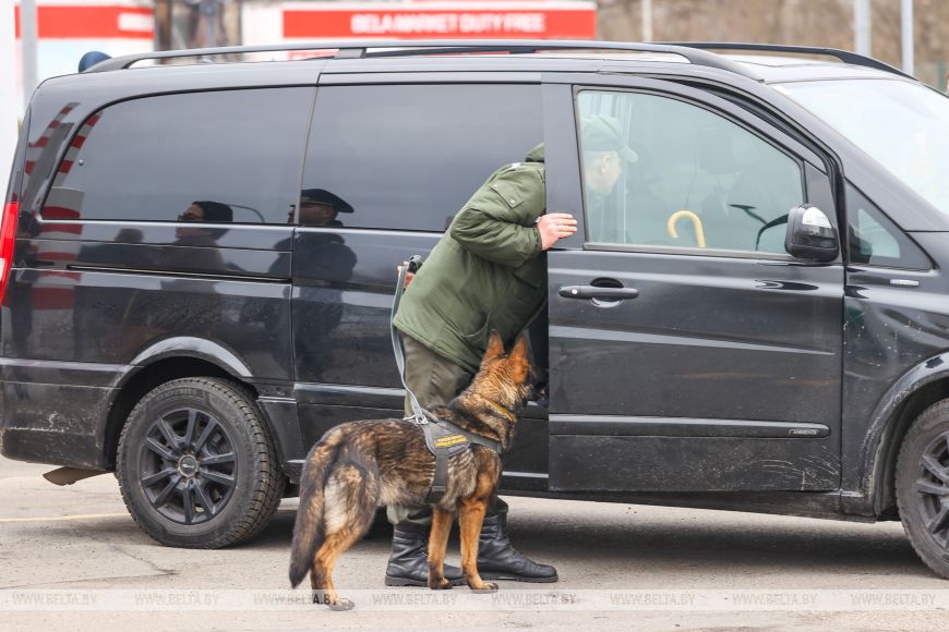 Таможенный пост «Варшавский мост» за сутки пересекают около 2 тыс. легковушек и 180 автобусов