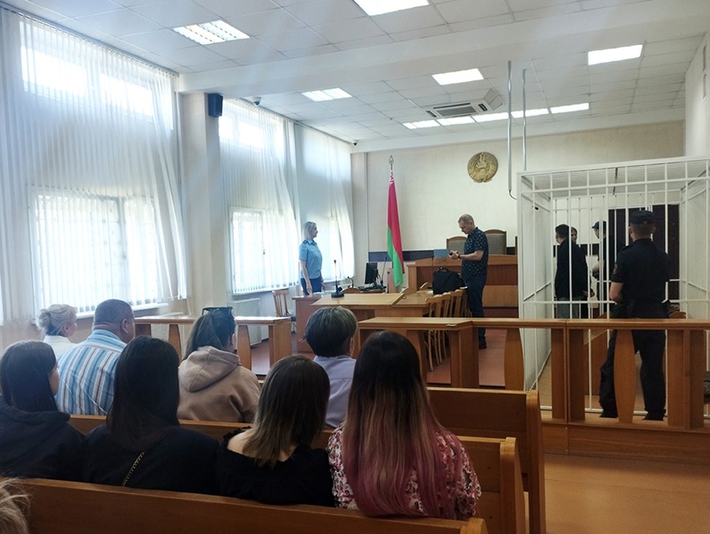 В Беларуси студент сбросил с 8-го этажа стул и попал в прохожую. Как его наказали?