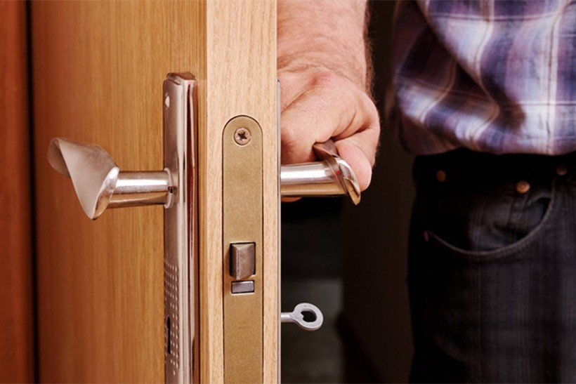 Житель Барановичей привел домой собутыльника, а тот украл у него 6 000 рублей и 30 пачек сигарет Житель Барановичей привел домой собутыльника, а тот украл у него 6 000 рублей и 30 пачек сигарет