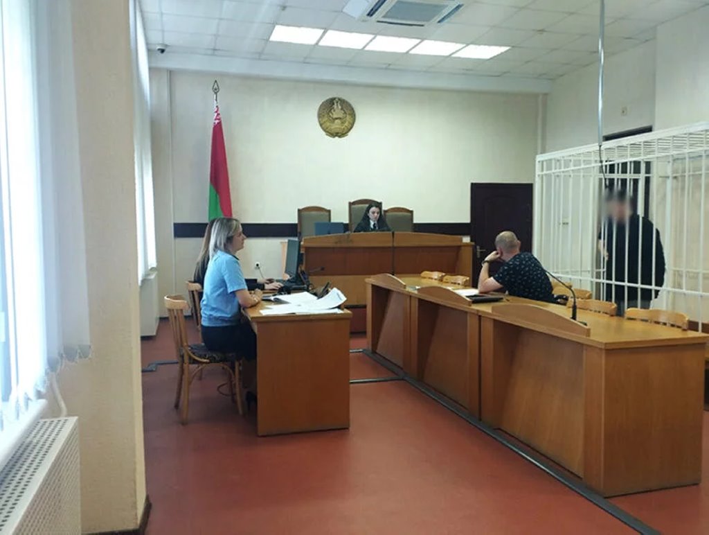 В Беларуси студент сбросил с 8-го этажа стул и попал в прохожую. Как его наказали?