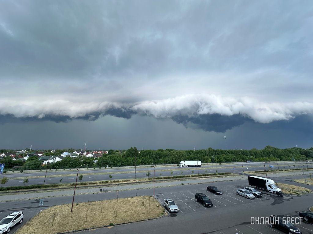 Так сегодня накрыло Брест! Красивая подборка фото и видео