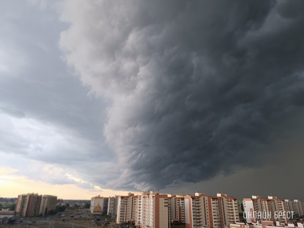 Так сегодня накрыло Брест! Красивая подборка фото и видео