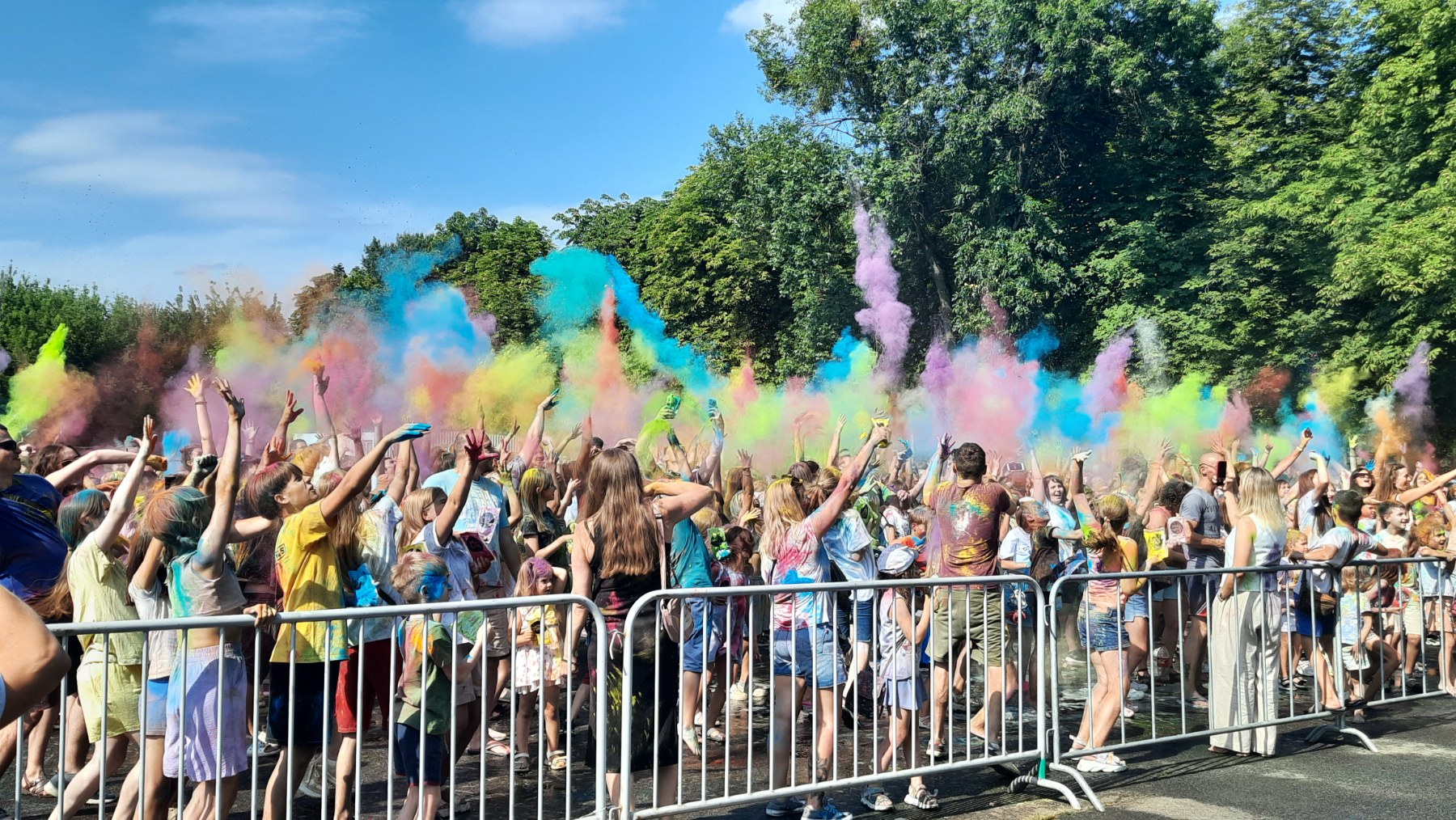 «Цветное безумие» и пенная вечеринка. Фестиваль Dreamfest в городском парке Бреста
