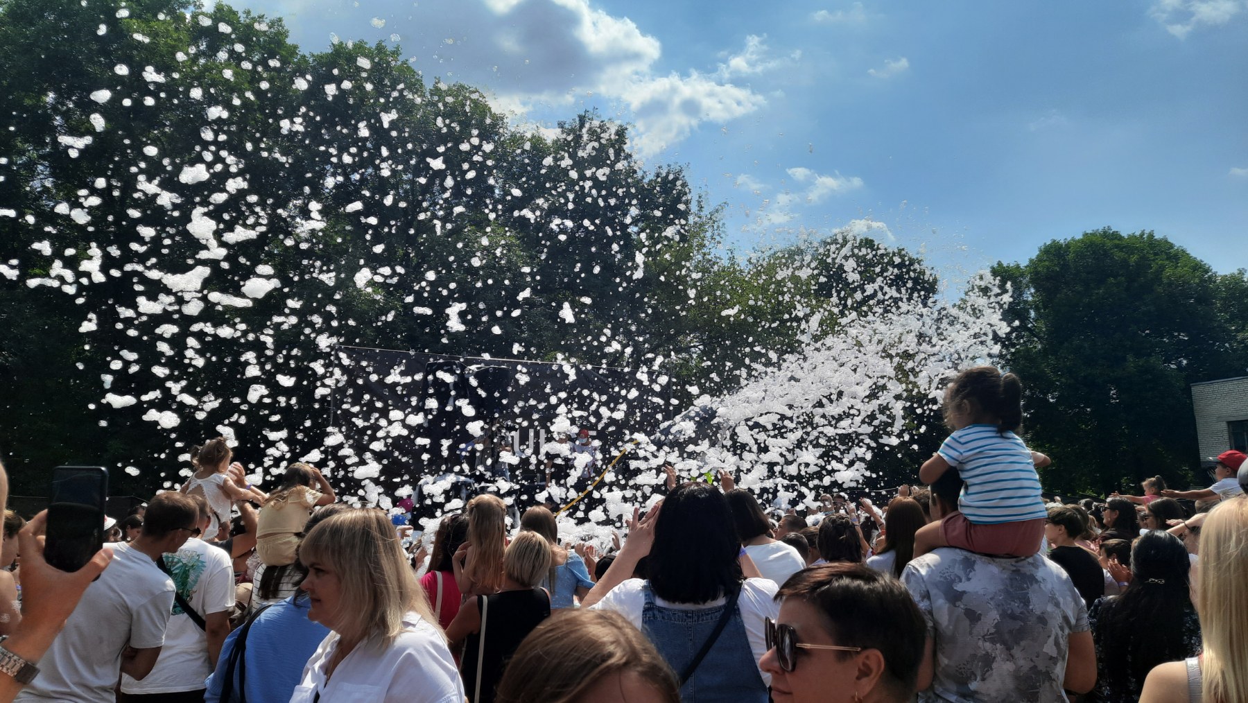 «Цветное безумие» и пенная вечеринка. Фестиваль Dreamfest в городском парке Бреста