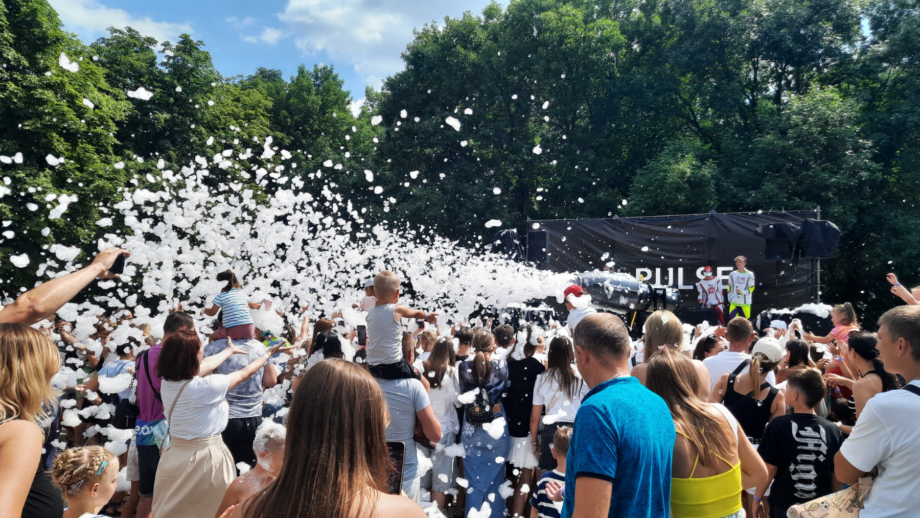 «Цветное безумие» и пенная вечеринка. Фестиваль Dreamfest в городском парке Бреста