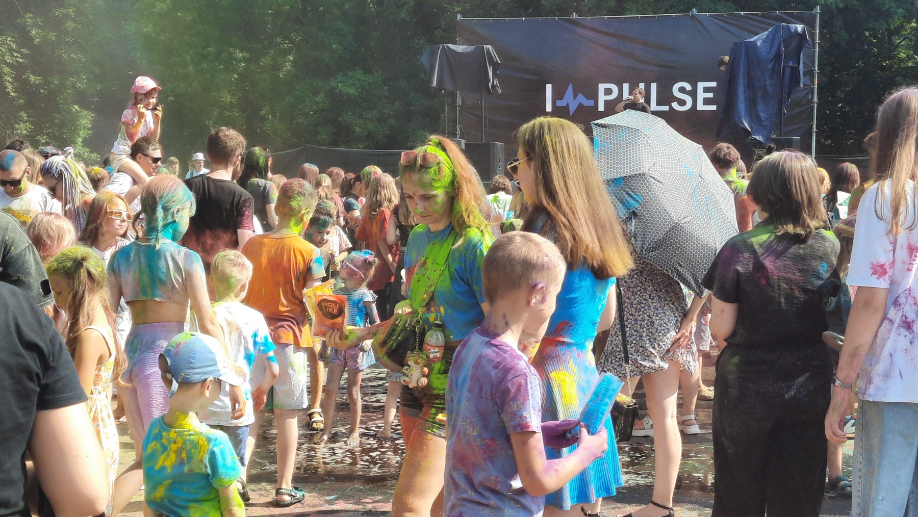 «Цветное безумие» и пенная вечеринка. Фестиваль Dreamfest в городском парке Бреста