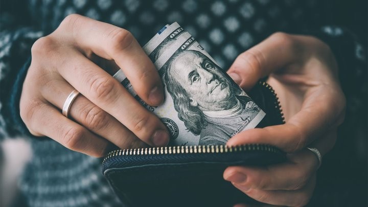 Белорус хотел провезти через границу более $55 тыс. без декларации