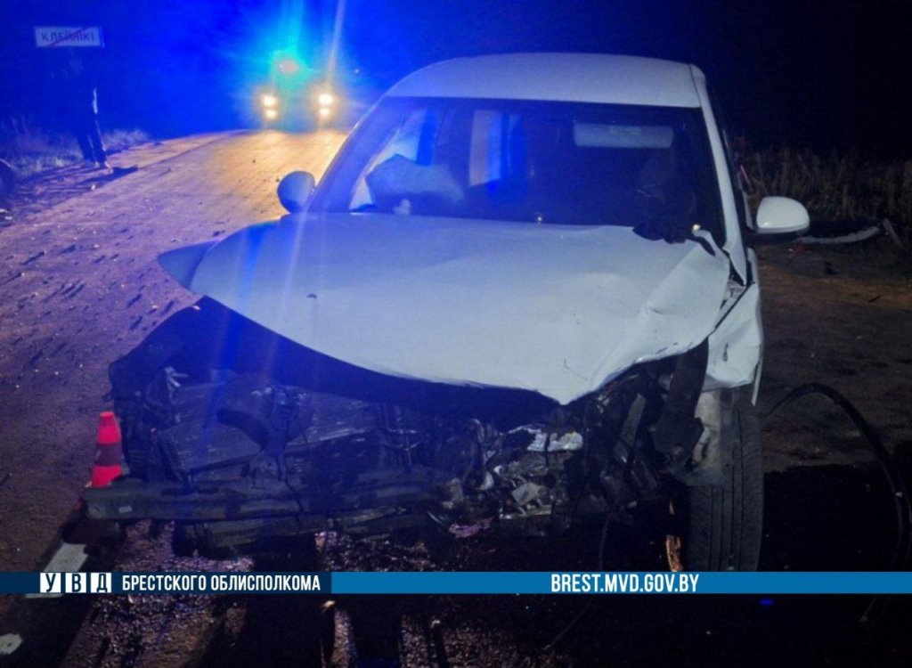 Два водителя из Бреста столкнулись в Клейниках. Кто виноват? Два водителя из Бреста столкнулись в Клейниках. Кто виноват?
