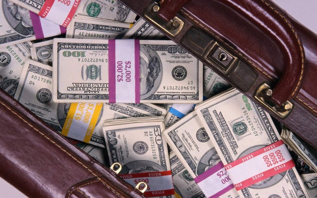 Брестчанин ехал покупать машину и не задекларировал более $100 тыс. Что ему грозит?