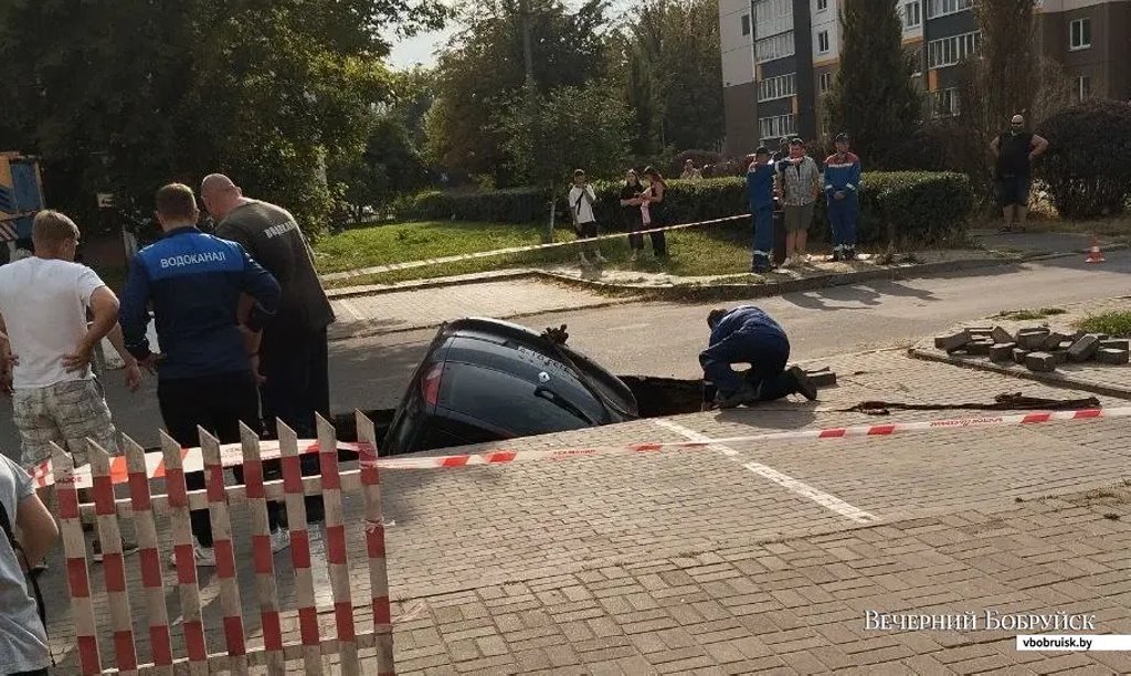 Белорус, чья машина ушла под землю, рассказал, возместят ли ущерб